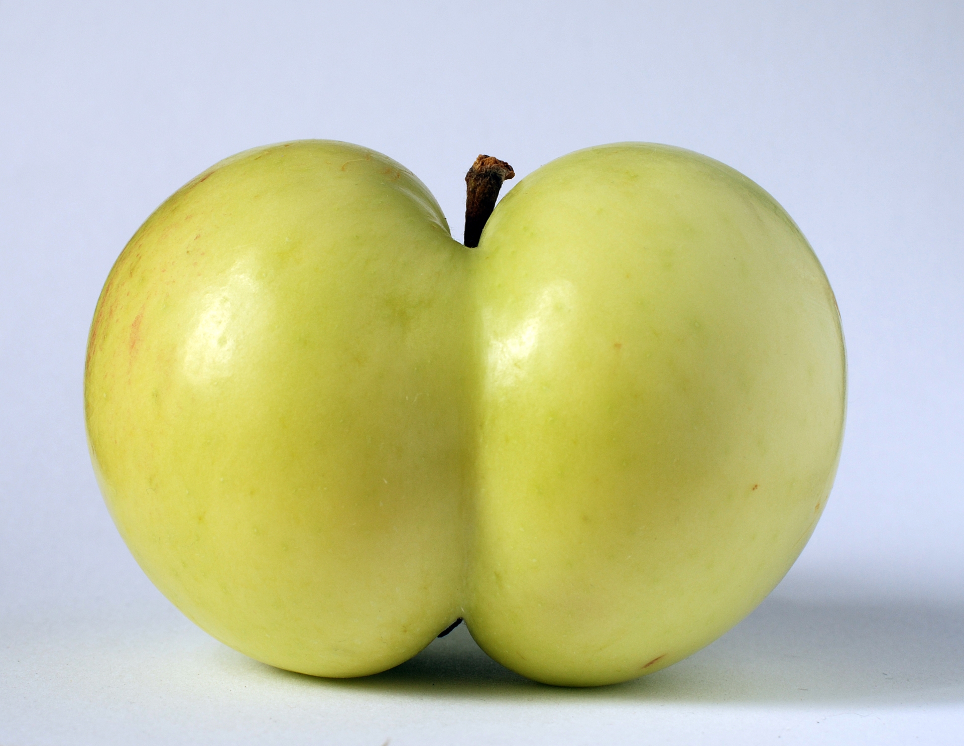 Яблоко фрукт или овощ. Яблоко в форме попы. Фрукты похожие на задницу.